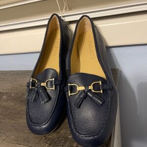 Talbots Navy Blue Leather Loafers with
Gold Hardware Made In Vietnam Size 8M
